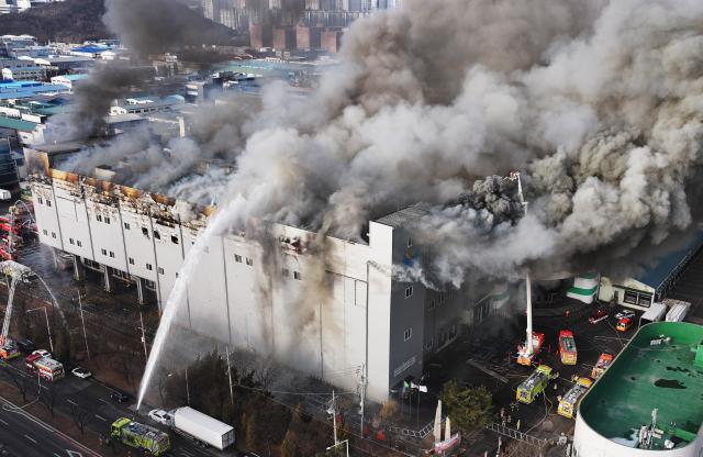 연기 치솟는 시흥 SPC삼립 시화공장
    시흥연합뉴스 홍기원 기자  3일 오후 경기도 시흥시 정왕동 SPC삼립 시화공장에서 화재가 발생해 소방관들이 진화작업을 하고 있다 202623
    xanaduynacokr2026-02-03 174838
저작권자 ⓒ ㈜연합뉴스 무단 전재 재배포 금지 AI 학습 및 활용 금지저작권자 ⓒ ㈜연합뉴스 무단 전재 재배포 금지 AI 학습 및 활용 금지