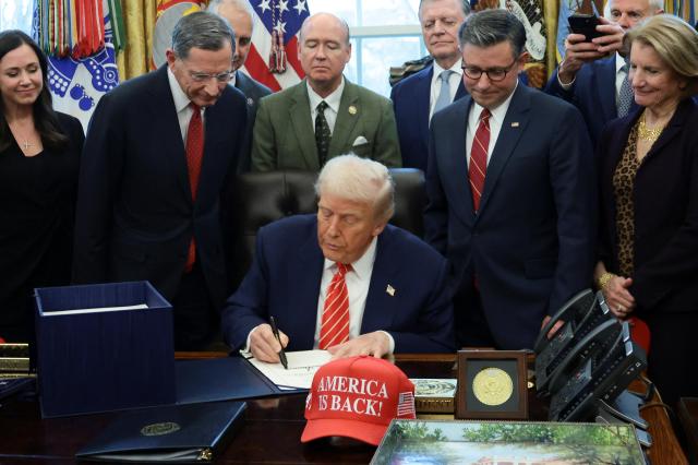 도널드 트럼프 미국 대통령이 3일현지시간 부분적 연방정부 셧다운을 종료하는 법안에 서명하고 있다 사진로이터연합뉴스