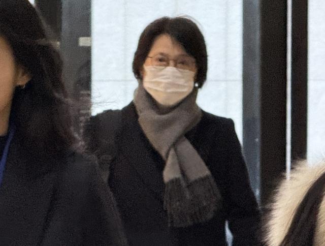 김동희 부산고검 검사당시 부천지청 차장검사가 지난달 7일 쿠팡 퇴직금 미지급 사건을 불기소 처분하라고 외압을 행사했다는 의혹을 받아 서울 서초구의 안권섭 상설특별검사 사무실로 출석하고 있다 사진연합뉴스