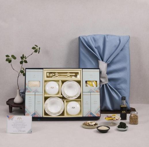 Lee honors war veterans, others with Lunar New Year gifts