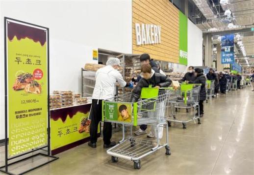 오픈런까지 불렀다 신세계푸드, 두초크 완판 행렬에 판매 매장 확대