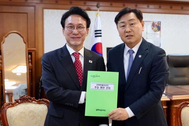 김관영 전북특별자치도지사오른쪽가 김민석 국무총리에 5극3특 균등지원 등 전북 3대 현안을 설명하고 지원을 요청하고 있다사진국무총리실