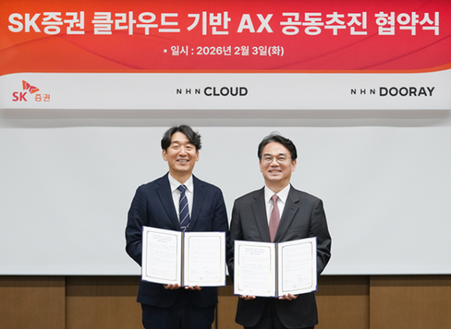 김동훈 NHN클라우드 대표 정준호 SK증권 대표가 협약식 후 기념촬영을 하고 있는 모습사진NHN 클라우드

