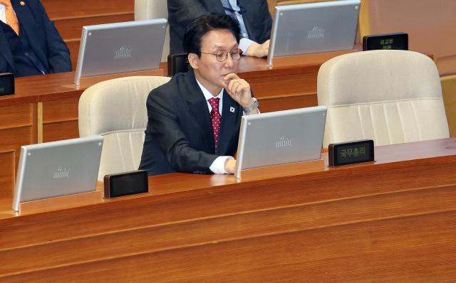 김민석 국무총리가 4일 국회에서 열린 2월 임시국회 본회의에서 장동혁 국민의힘 대표의 교섭단체 대표 연설을 듣고 있다 사진연합뉴스