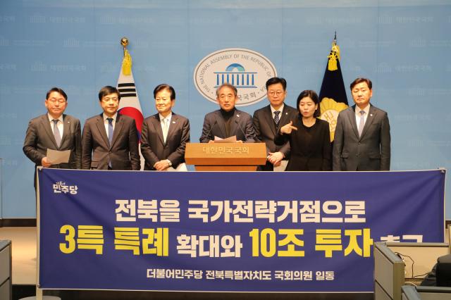 전북지역 국회의원들이 4일 국회 소통관에서 3특에 대한 파격적인 지원을 주장하는 기자회견을 갖고 있다왼쪽부터 박희승 의운 이성윤 의원 정동영 의원 윤준병 의원 안호영 의원 김관영 전북특별자치도지사사진안호영 의원실