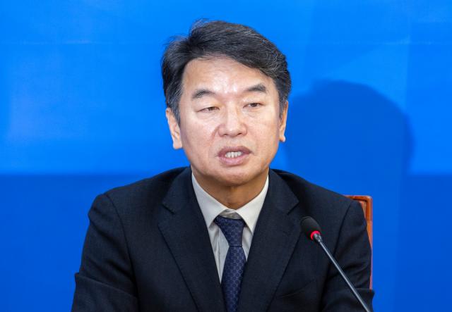 문진석 원내대표 직무대행이 6일 국회에서 열린 원내대책회의에서 발언하고 있다