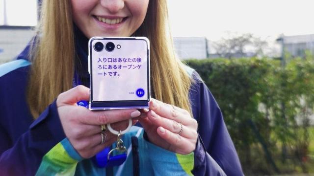 삼성전자가 2026 밀라노 코르티나 동계 올림픽에서 자원봉사자에게 지원하는 갤럭시 AI 기반 통역 기능이 탑재된 갤럭시 Z 플립7 사진 삼성전자