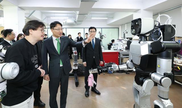 임광현 국세청장이 4일 대덕연구개발특구 내 산업 현장을 방문해 양팔로봇모델명 RB-Y1의 시연을 보고 있다사진국세청