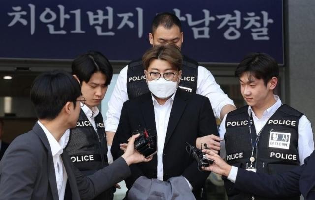 2024년 5월 31일 음주 뺑소니 혐의를 받는 가수 김호중이 31일 오전 서울 강남구 강남경찰서에서 검찰로 송치되며 취재진의 질문에 답하고 있다 사진연합뉴스