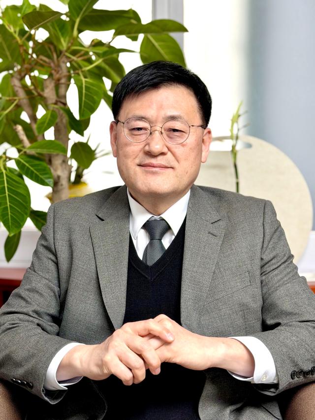 민경중 코아스 대표가 지난 3일 코아스 본사에서 아주경제와 인터뷰하고 있다 사진송하준 기자