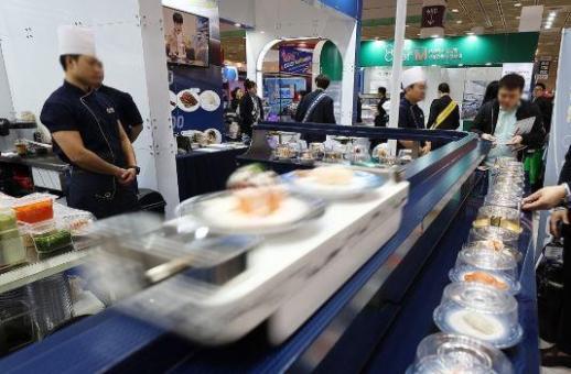 광어만 20접시, 남는 게 없다…회전초밥집 출입금지 공방