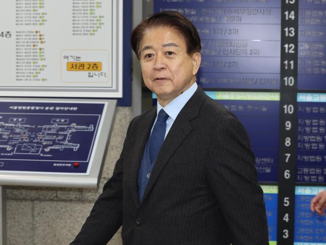 수천만원대 뇌물과 정치자금을 받은 혐의로 기소됐으나 1심에서 무죄를 선고받은 노웅래 전 더불어민주당 의원이 4일 서울 서초구 서울중앙지법에서 열린 항소심 첫 공판에 출석하고 있다 사진연합뉴스