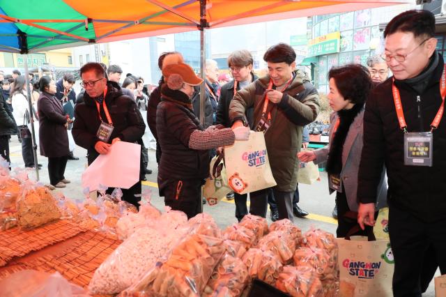 김진태 도지사가 인제전통시장을 방문해 