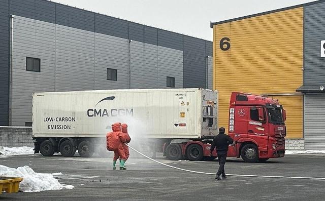 4일 오전 10시 11분께 충북 음성군 금왕읍의 한 코팅용 도료 제조 공장 내 화물차량에서 화학물질이 누출됐다는 신고가 접수됐다 사진음성군