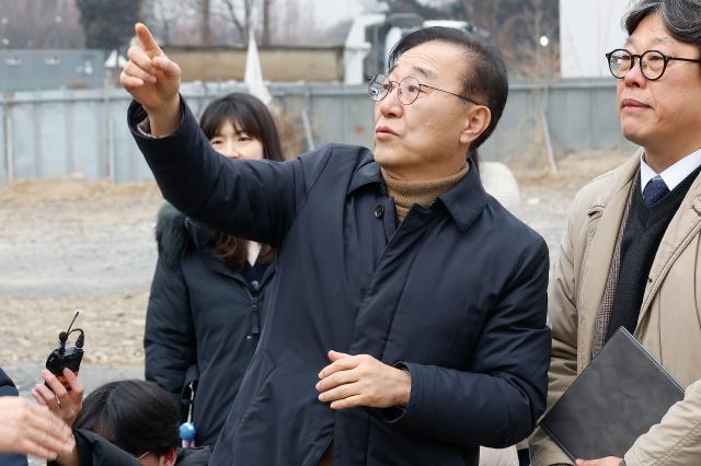 김윤덕 국토교통부 장관이 4일 서울 강남구 삼성동 주택 사업지를 둘러보고 있다 LH가 소유하고 있는 서울의료원 남측부지는 주택·비즈니스 시설 복합 개발을 통해 총 518호의 주택을 미혼 청년 등에 공급할 예정이다 202624 사진연합뉴스