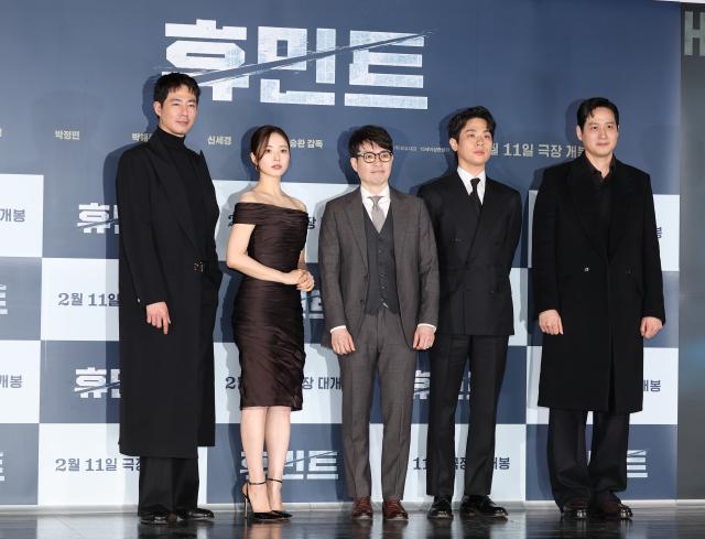Director Ryoo Seung-wan and the cast of 'Humint' pose for photos. (Yonhap)