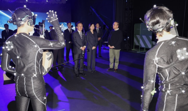 김민석 국무총리가 4일 문화콘텐츠 현장 방문의 일환으로 경기도 성남시 분당구 네이버 1784를 찾아 모션 스테이지를 둘러보고 있다 사진연합뉴스