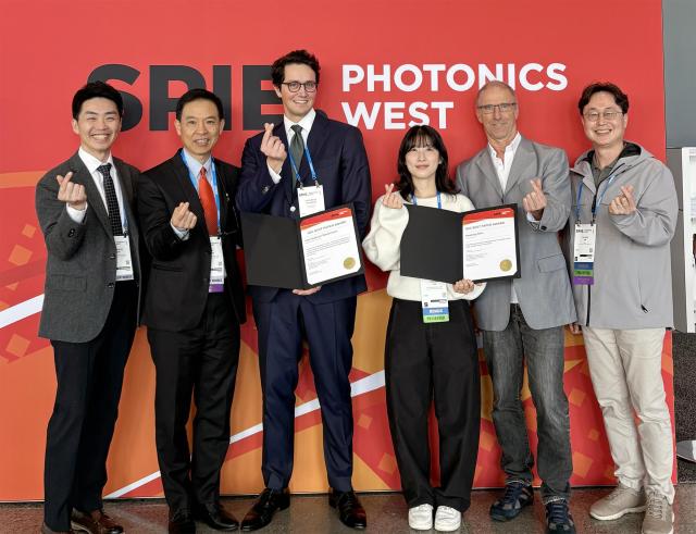 신화랑 박사과정생오른쪽 세 번째 최우수 논문상사진국립부경대학교