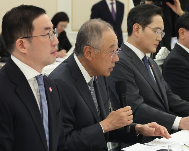  FKI chairman Ryu Jin M speaks at a CheongWaDae dinner seated between LG Group chair Koo Kwang-mo and Samsung Group chair Lee Jae-yong on Feb 4 2026 Yonhap
