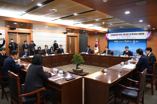 김정관 산업장관, 5극3특 지역성장 점검 행보...대경권 첨단산업 현장 방문