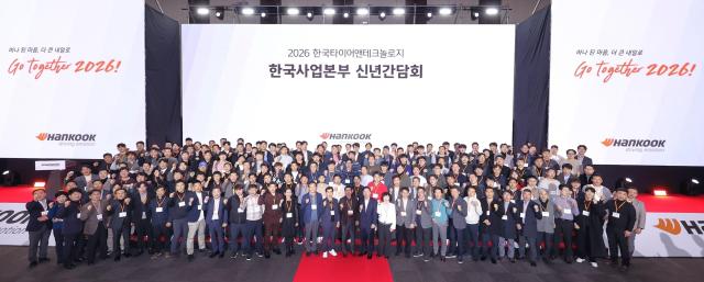 레드카펫 가운데 한국타이어앤테크놀로지 대표이사 안종선 사장과 임직원 국내 딜러사 관계자들의 기념 촬영 장면