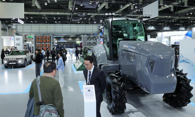 지난해 12월 4일 경기도 고양시 킨텍스 제2전시장에서 열린 수소산업 박람회 월드 하이드로젠 엑스포 2025WHE 2025에서 참관인들이 농업용 수소트랙터를 보고 있다사진연합뉴스