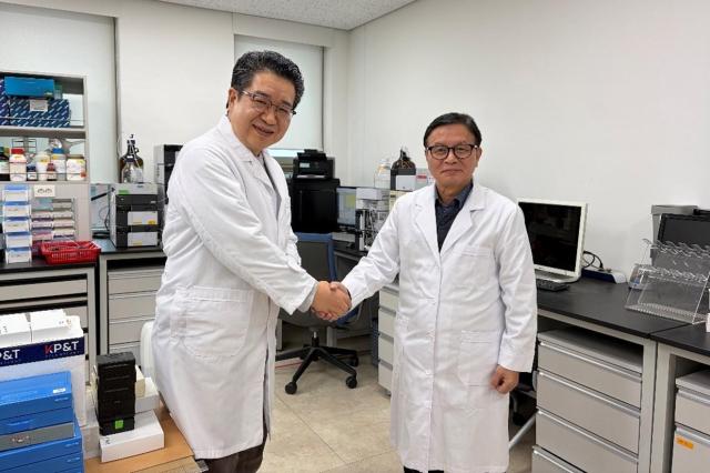 김재일 HLB펩 CTO우측와 김현택 YMC Korea 대표이사가 정제기술 논의 후 기념촬영을 하고 있다 사진HLB펩