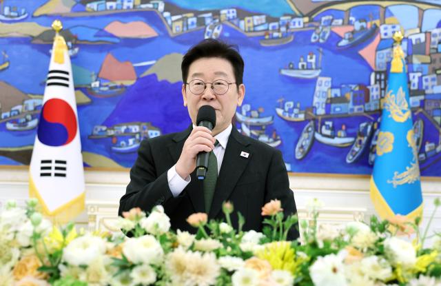 이재명 대통령이 4일 청와대에서 열린 청년 일자리와 지방투자 확대를 위한 기업간담회에서 발언하고 있다 사진연합뉴스