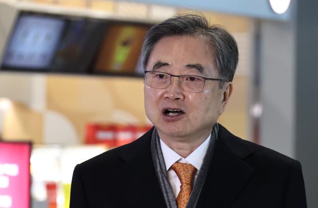 조현 외교부 장관이 지난 3일 마코 루비오 미국 국무부 장관과 한미외교장관회담을 갖기 위해 미국 워싱턴DC로 출국하며 취재진 질문에 답하고 있다 사진연합뉴스