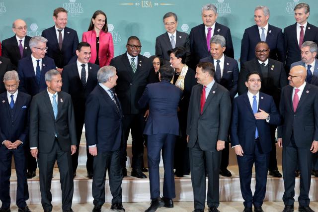 4일현지 시간 미국 워싱턴DC에서 국무부가 개최한 핵심광물 장관급 회의에서 마코 루비오 미 국무장관첫줄 왼쪽 세번째과 조현 외교부 장관셋째줄 오른쪽 네번째 등 각국 대표단이 기념촬영을 하고 있다 사진로이터연합뉴스