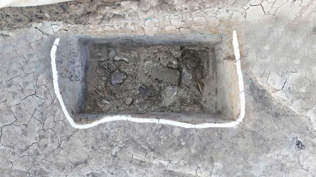 횡적이 출토된 구덩이 사진국가유산청 