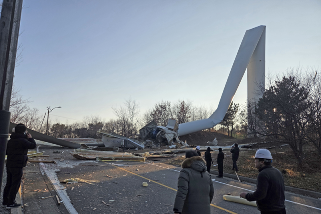 2일 오후 경북 영덕군 영덕읍 창포리 풍력발전단지에서 풍력발전기가 파손돼 쓰러져 있다 사진영덕군 연합뉴스