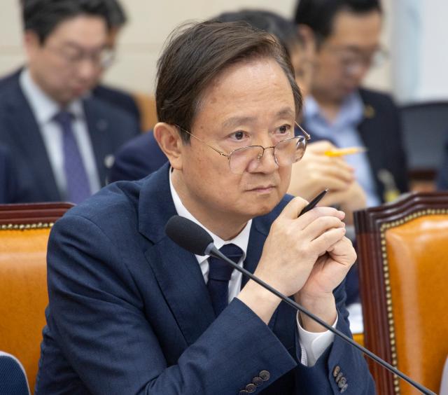 이찬진 금융감독원장이 5일 국회에서 열린 정무위원회 전체 회의에 출석해 여야 의원들의 의사 진행 발언을 지켜보고 있다 사진연합뉴스