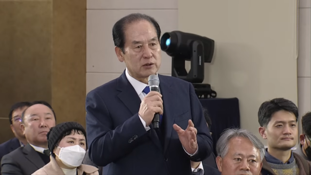 행정통합 타운홀 미팅에서 인구 대책으로 외국인 여성을 ‘수입’하자는 취지의 발언을 하는 김희수 진도군수 사진유튜브 갈무리