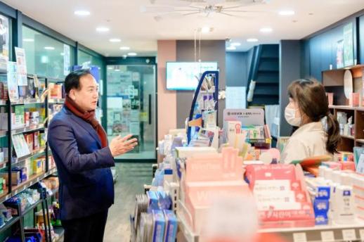 이권재 오산시장, 설 앞두고 공공심야약국 방문…의약품 이용 불편 해소 나서