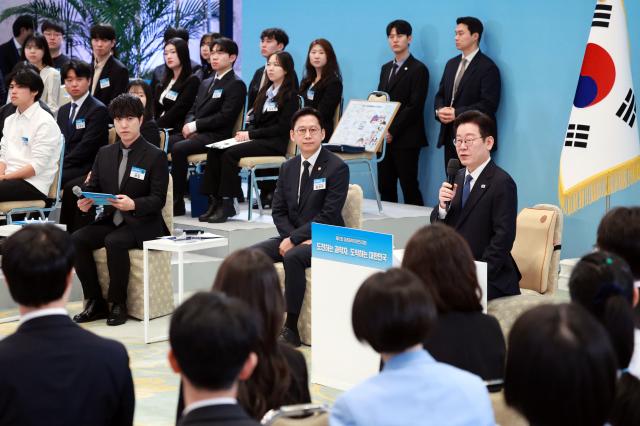 President Lee Jae Myung speaks with budding scientists at CheongWaDae on Feb 5 2026 Yonhap
