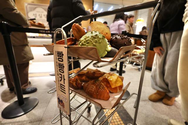 A customers Bread Cart is filled with various breads from Sungsimdang Lotte Department Store Daejeon Feb 3 2026 AJP Han Jun-gu