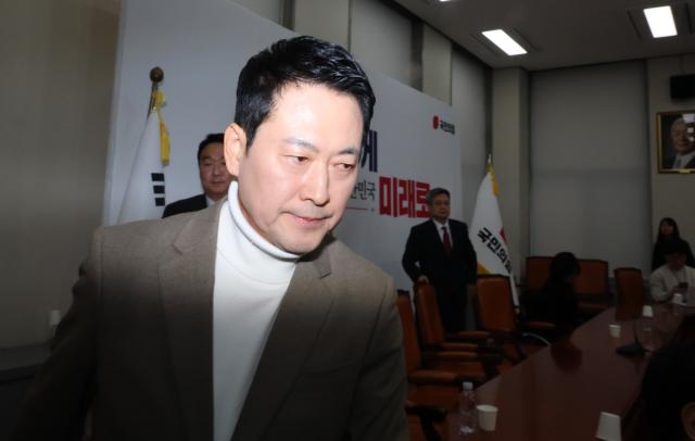 장동혁 국민의힘 대표가 5일 국회에서 당 내 사퇴론과 재신임 투표론과 관련해 입장 발표 기자 간담회를 마친 뒤 회의실을 빠져나가고 있다 사진연합뉴스