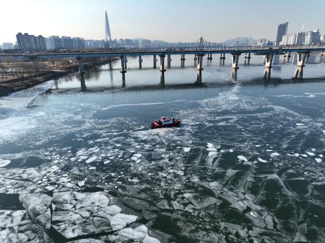 한파가 이어지는 지난달 23일 서울 한강 광나루 관공선 선착장 인근에서 119 광나루수난구조대가 순찰 근무를 하며 출동로 확보 작업을 하고 있다. [사진=연합뉴스]