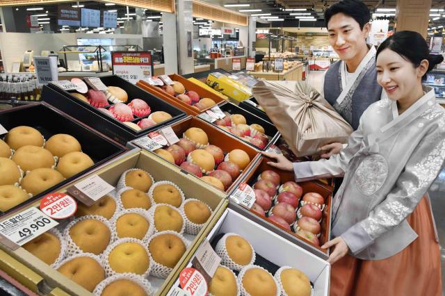 모델들이 5일 서울 등촌동 ‘홈플러스 메가 푸드 마켓 라이브’ 강서점에서 ‘2026 설날 선물세트’ 본판매 상품을 소개하고 있다사진홈플러스
