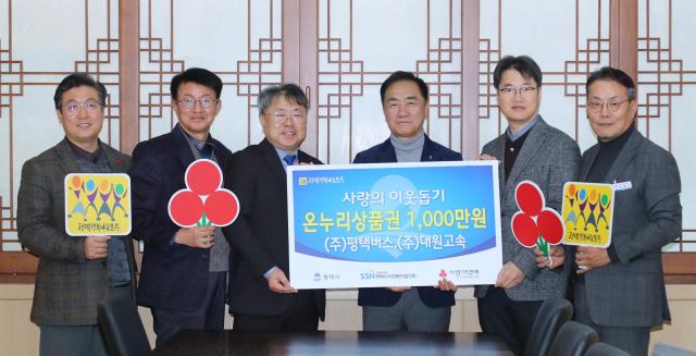 왼쪽부터평택행복나눔본부 황성식 나눔국장 평택시 김대환 복지국장 KD운송그룹 허덕행 실장 평택시 정장선 시장 KD운송그룹 정진삼 부장 평택시 이재곤 안전건설교통국장 사진평택시