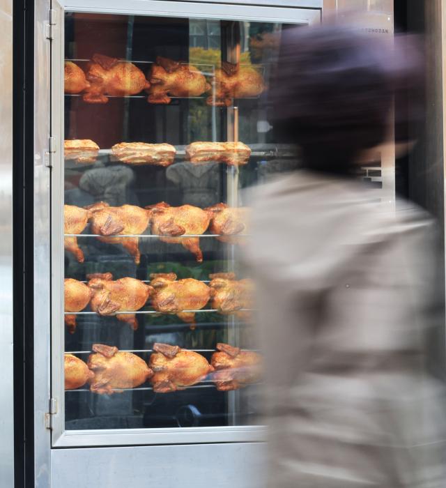 서울 종로에서 시민이 치킨집 앞을 지나고 있다 사진연합뉴스