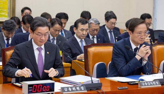 이억원 금융위원회 위원장왼쪽과 이찬진 금융감독원장이 5일 국회에서 열린 정무위원회 전체 회의에 출석해 여야 의원들의 의사 진행 발언을 지켜보고 있다 사진연합뉴스
