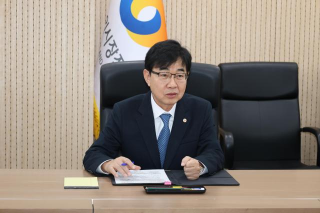 인태연 소상공인시장진흥공단 이사장이 4일 대전 유성구 소진공 본부에서 소상공인 경영안정 바우처 사전전검을 하고 있다 사진소진공