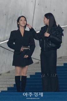 [포토] 이윤진 모녀, 포토타임 전 외모 체크 (2026 F/W 서울패션위크)