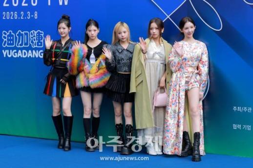 [포토] ​​​​​​​걸그룹 에스투잇, 2026 F/W 서울패션위크 참석