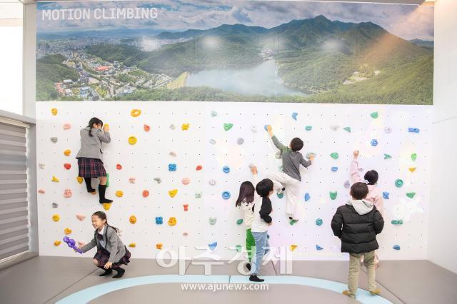 구미24시 다함께돌봄센터에서 아이들이 클라이밍 활동에 참여하고 있는 모습사진구미시청