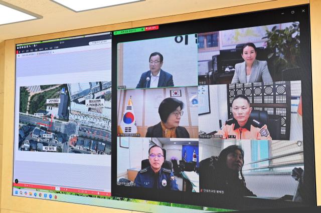 지난 11월 10일 시청 상황실에서 이현재 하남시장왼쪽 첫 번째줄이 박성갑 하남경찰서장왼쪽 세 번째줄 조천묵 하남소방서장오른쪽 두 번째줄 오성애 광주하남교육지원청 교육장왼쪽 두 번째줄 황혜정 단샘초 교장오른쪽 세 번째줄 이인규 미사고 학부모회장오른쪽 첫 번째줄과 ‘실시간 민원 협력 화상회의’를 진행하고 있다 사진하남시