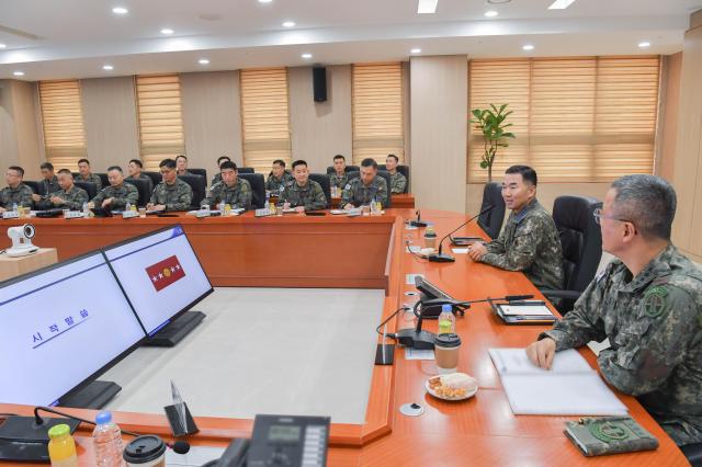 진영승 합참의장이 5일 지상작전사령부를 방문해 지휘관참모와 전술토의를 하고 있다 사진합동참모본부