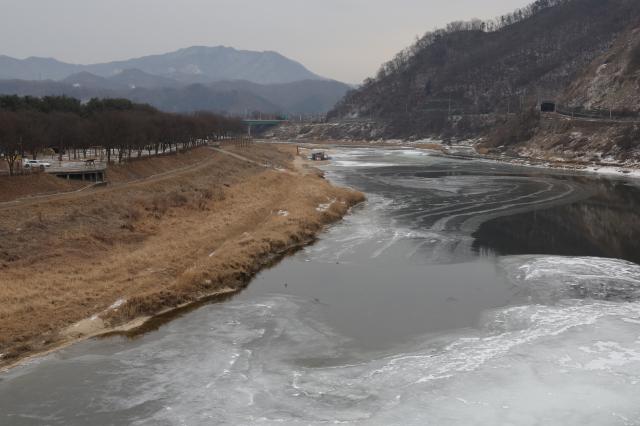 한파특보가 발효된 가운데 26일 오전 경기도 연천군 한탄강에서 계속되는 강추위에 강물이 얼어 붙어 있다 사진연합뉴스